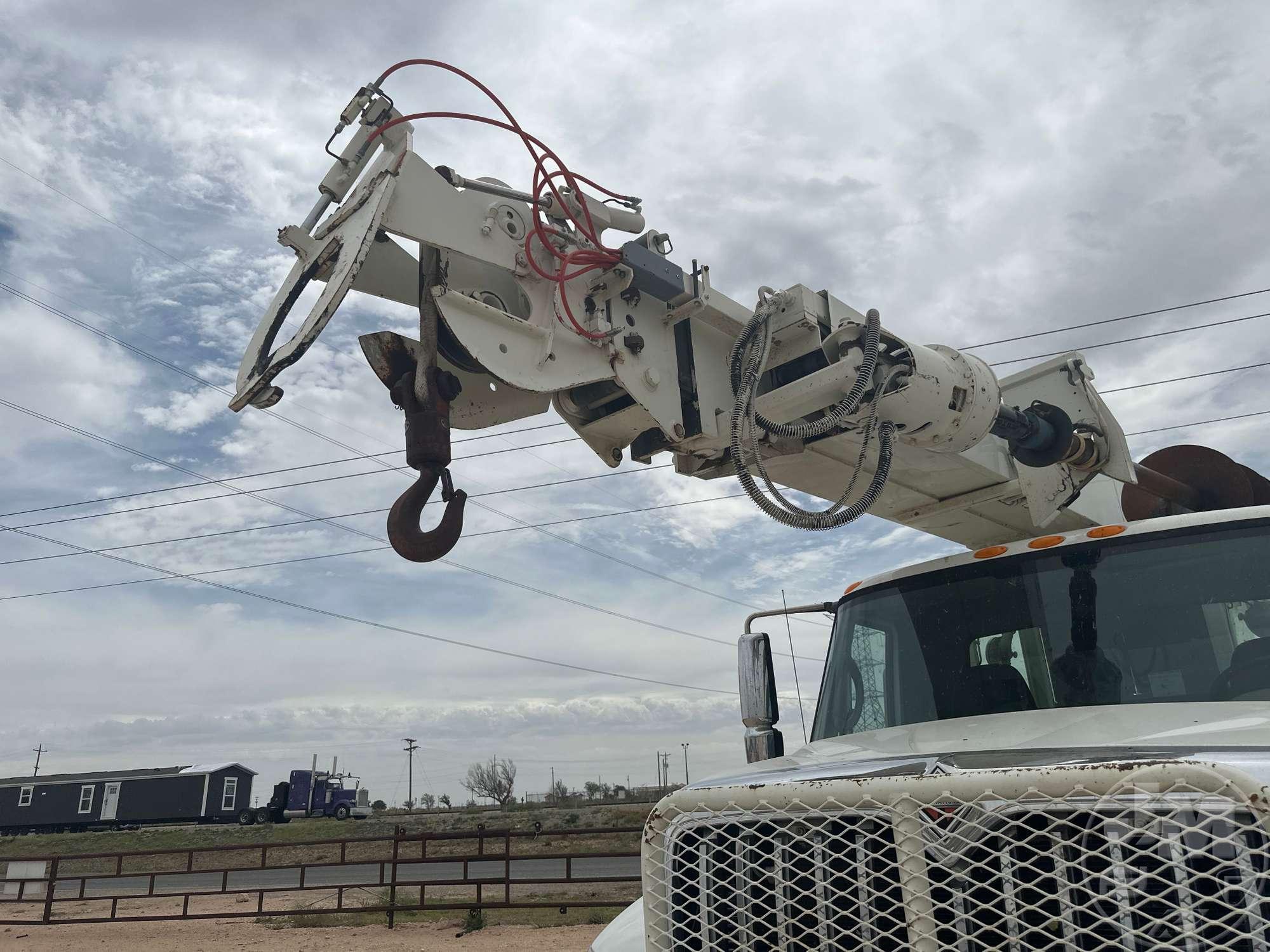 2010 INTERNATIONAL SX537 T/A DIGGER DERRICK TRUCK VIN: 1HTWWAAT1AJ221595