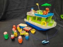 FISHCHER PRICE HAPPY HOUSEBOAT AND ACCESSORIES
