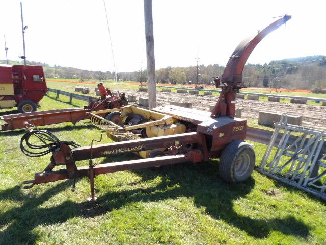 New Holland 790 Chopper, w/ 890W Pickup & 824 2 Row Corn Heads, Controls, T