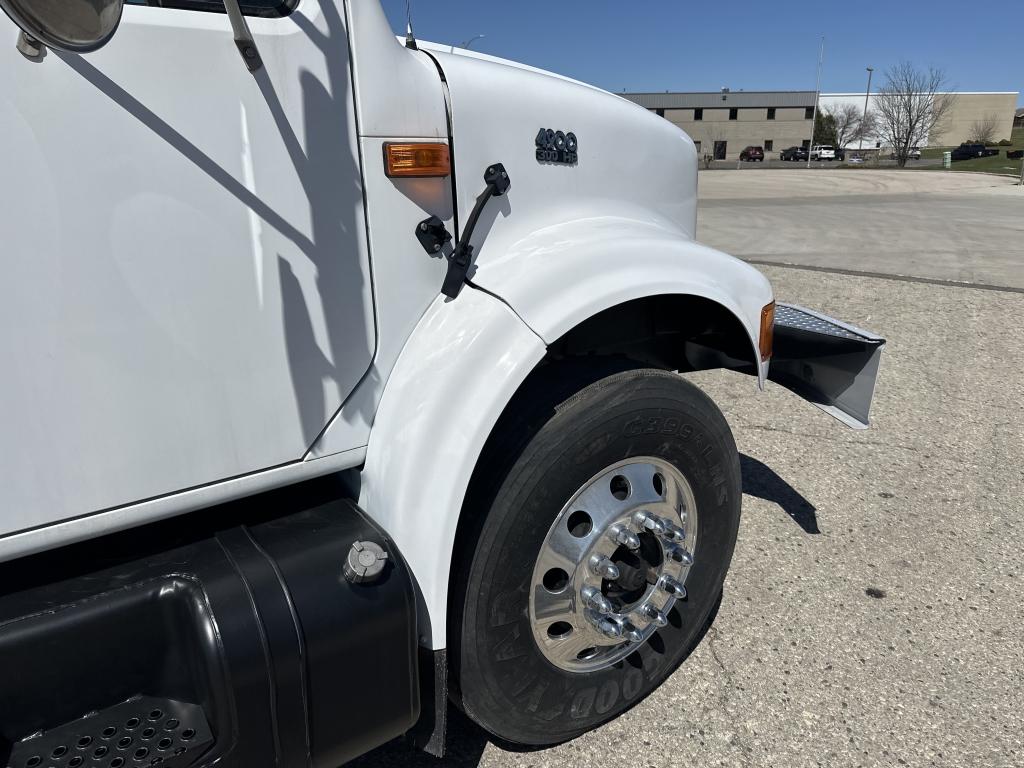 2001 International 4900 4x2 Straight Truck