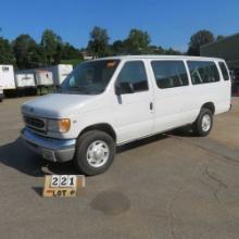 2000 Ford E-350 XLT Super Duty  15- Passenger Van V-10 Gas Engine, Automati