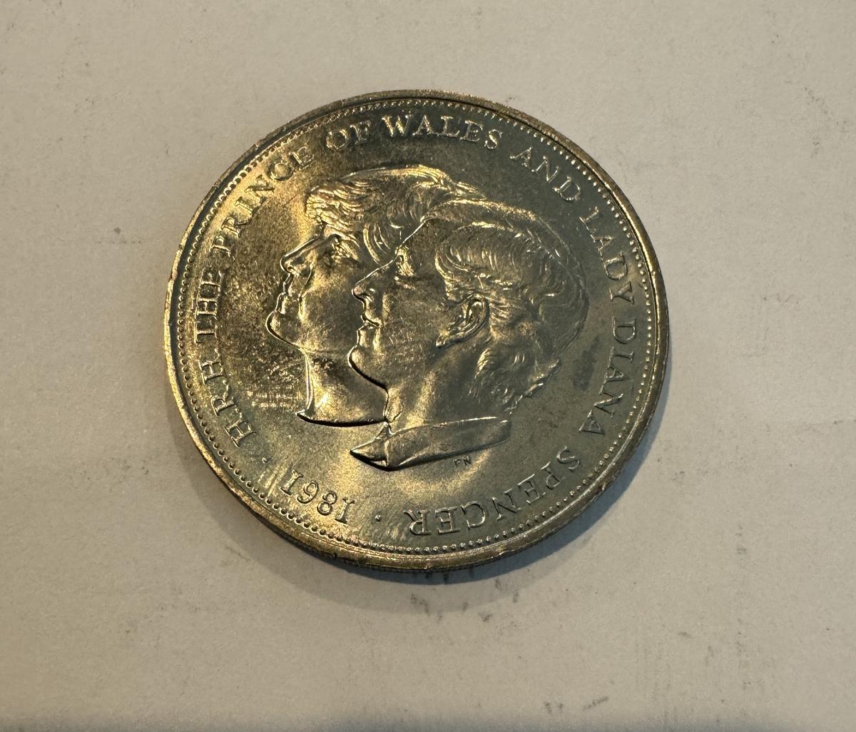 1981 PRINCE OF WALES KING CHARLES & PRINCESS DIANA ROYAL WEDDING COIN