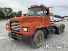 (Hawk Point, MO) 1998 Mack RD690S T/A Truck Tractor Runs & Moves) (Jump to Start, Missing 5th Wheel