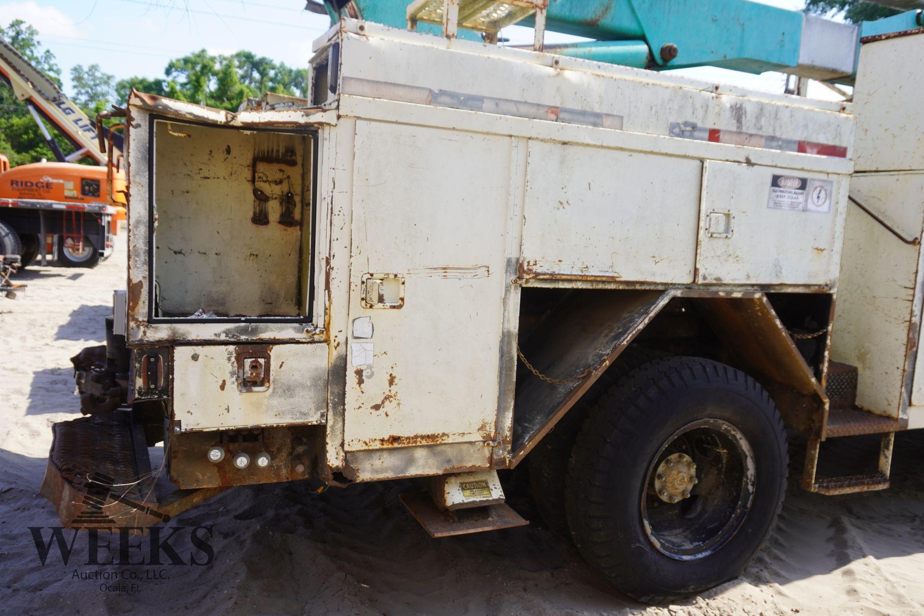 FORD F800 BUCKET TRUCK