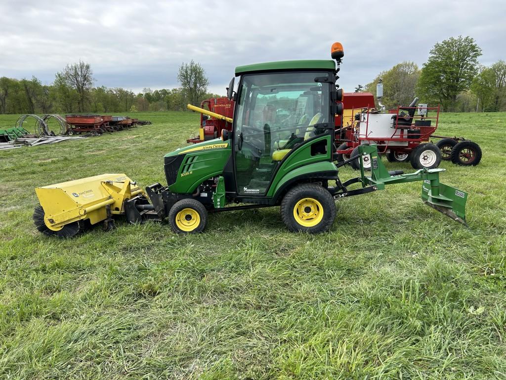 JOHN DEERE 1025R TRACTOR, CAB, HEAT/AC, 4WD, YANMAR 1.267L DIESEL, 3PT, PTO, 2 MIDDLE HYDRAULIC OUTL