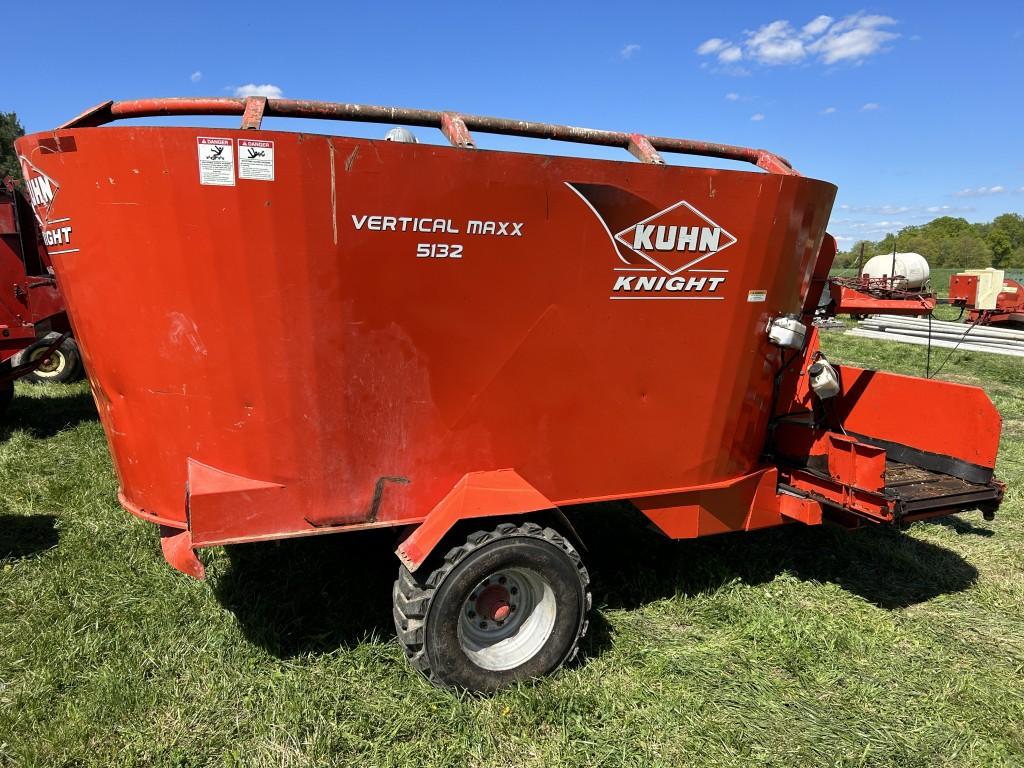KUHN KNIGHT 5132 VERTICAL MAXX FEED MIXER, 540 PTO, 640XL SCALE/MONITOR, S/N: A0156