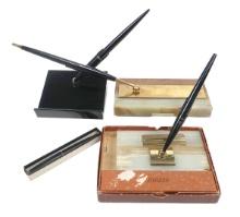 4 Parker Fountain Pens, A 21 On Blk Onyx Slant Front Stand, A 51 W/gold Ter
