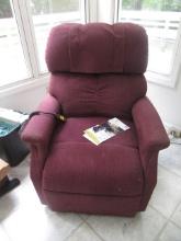NICE CLEAN GOLDEN LIFT CHAIR-  WORKS!