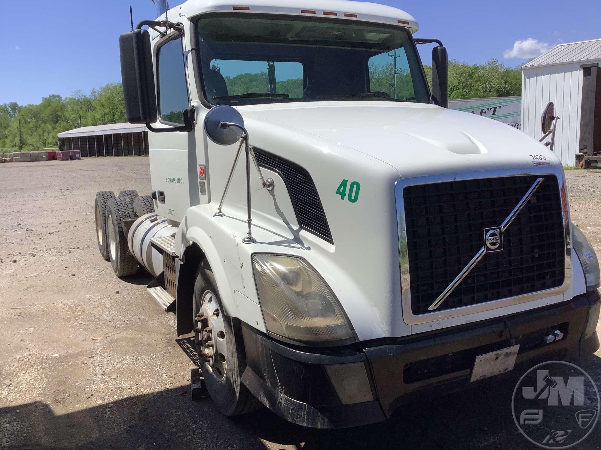 2012 VOLVO TRUCK VNL TANDEM AXLE DAY CAB TRUCK TRACTOR VIN: 4V4NC9EJ0CN542889