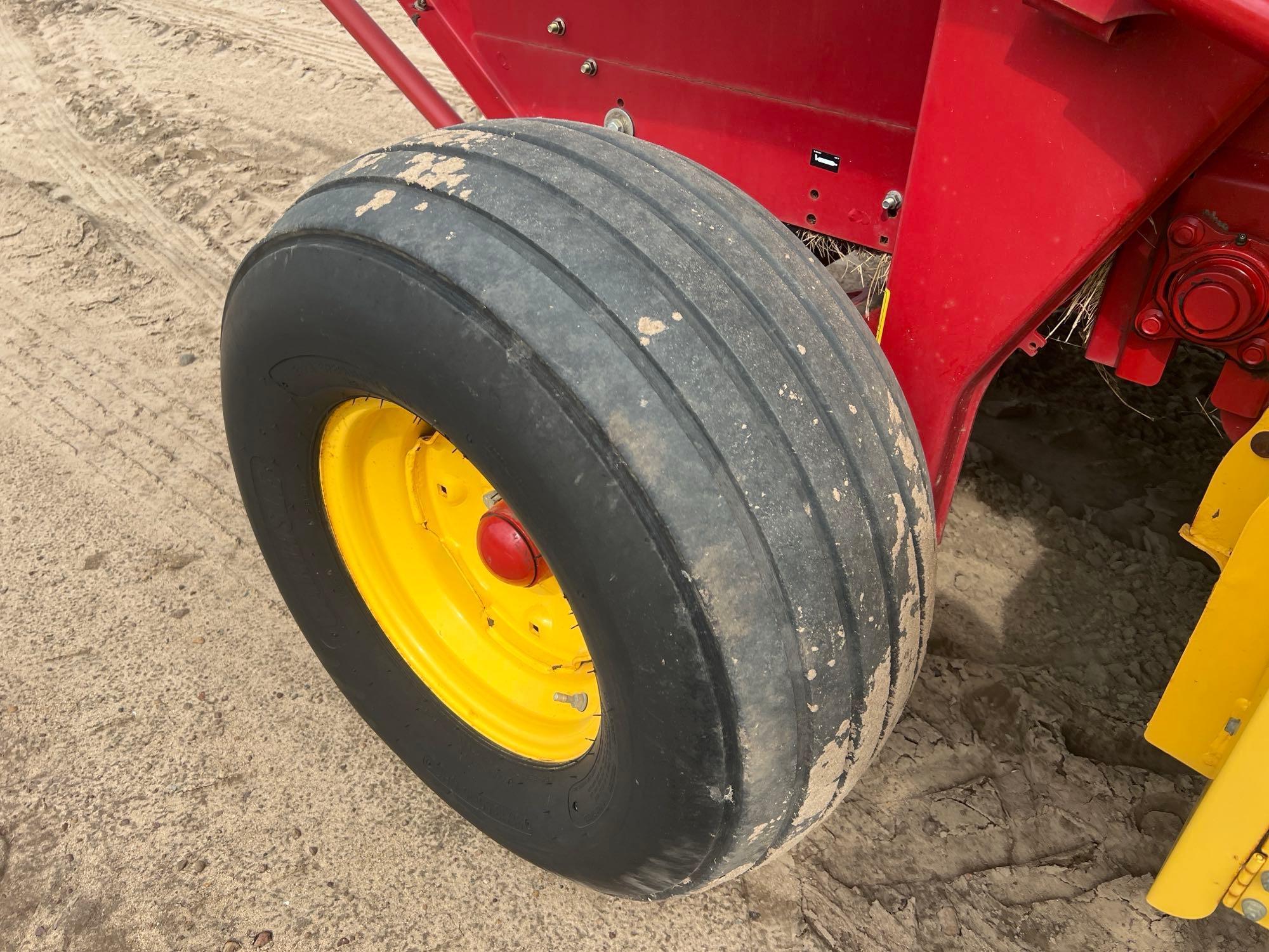 2015 NEW HOLLAND ROLL-BELT 460 ROUND BALER