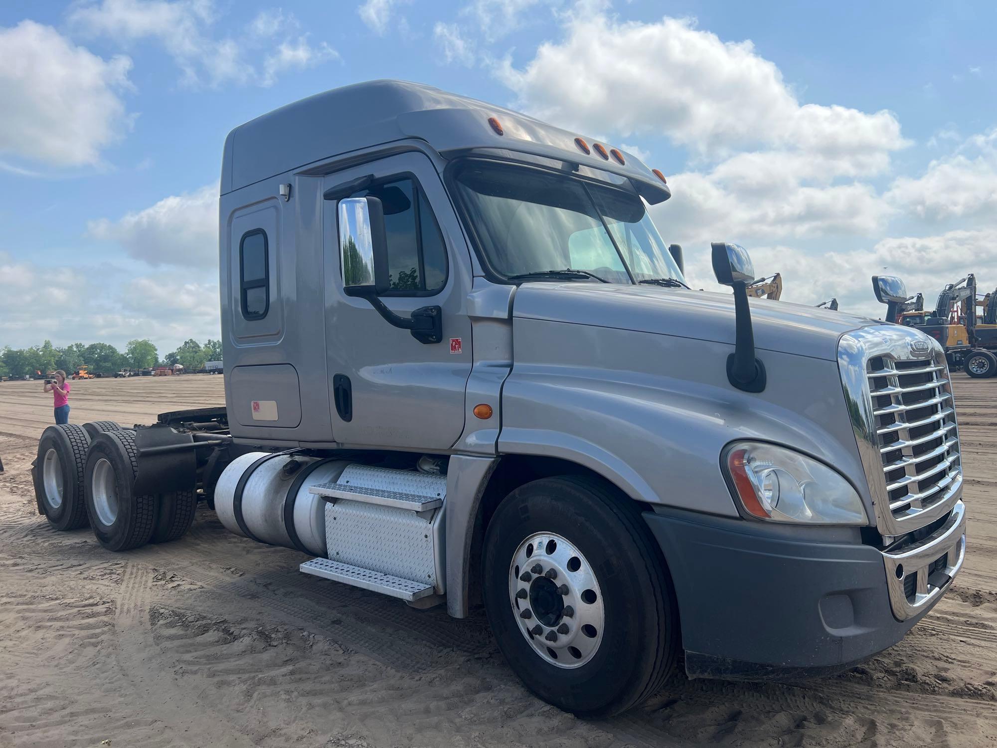 2013 FREIGHTLINER CASCADIA T/A ROAD TRACTOR