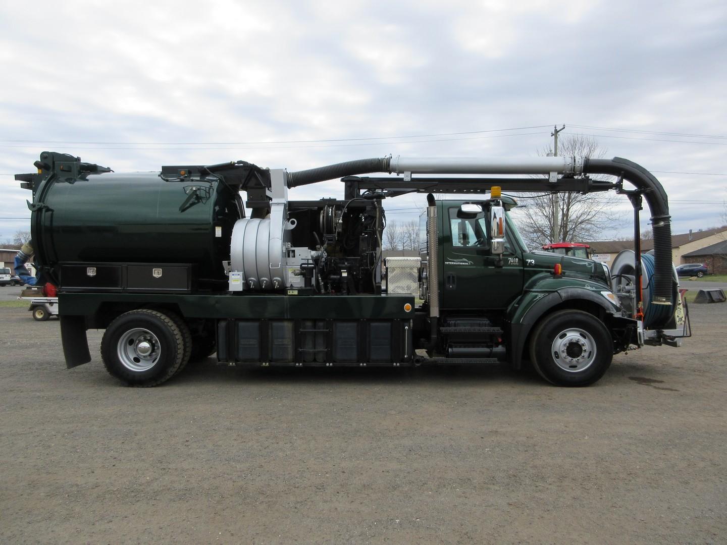 2006 International 7400 S/A Vac Truck