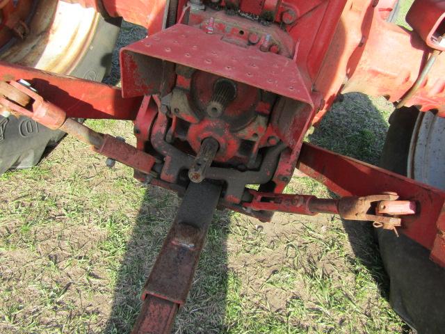 125. 1968 IH 856 DIESEL TRACTOR, OPEN STATION, WIDE FRONT, 3 POINT, FLAT TO