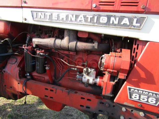 125. 1968 IH 856 DIESEL TRACTOR, OPEN STATION, WIDE FRONT, 3 POINT, FLAT TO