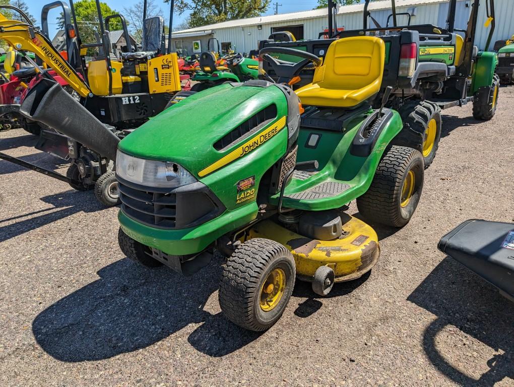 John Deere LA120 Lawn Tractor